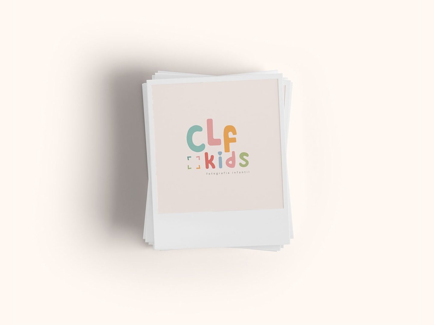 Conceito de Logo em Polaroid